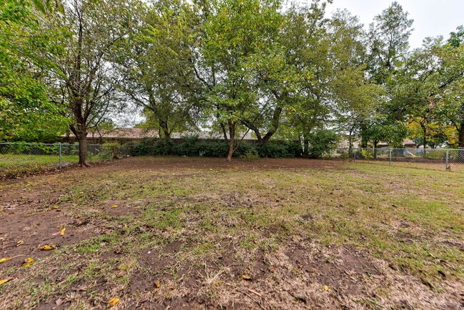 Building Photo - 1333 E Brooks St