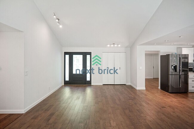Building Photo - 3 Bed, 2.5 Bath Single Family Available fo...
