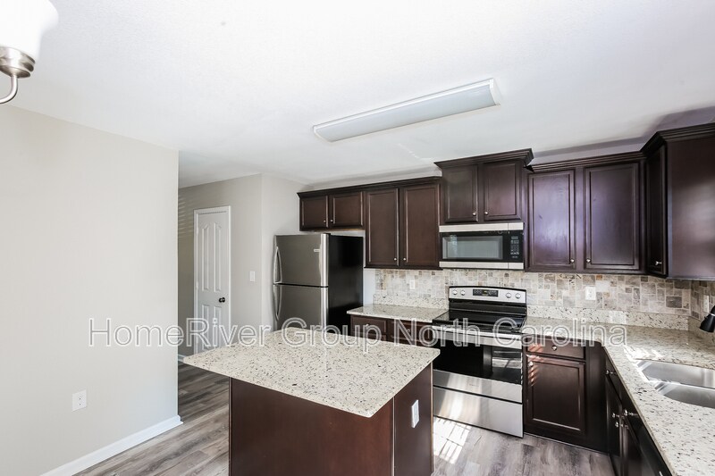 Building Photo - 318 Lind Point Ln