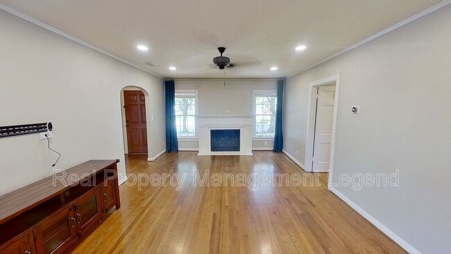 Building Photo - 5830 Kenwood Ave