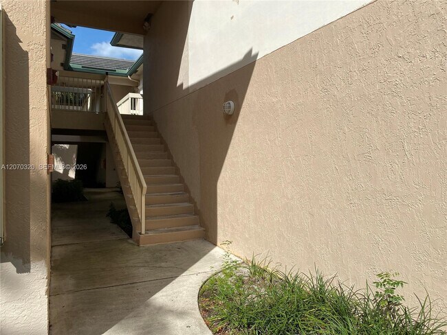 Building Photo - 9755 Westview Dr