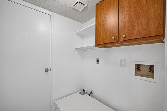 Building Photo - 1806 Oak Ridge Dr