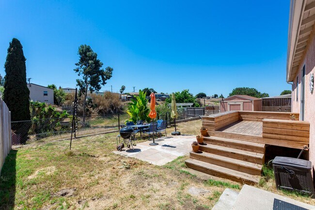 Building Photo - Traditional Home with Large Backyard!