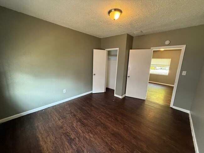 Building Photo - 4/1 Lakeland Home
