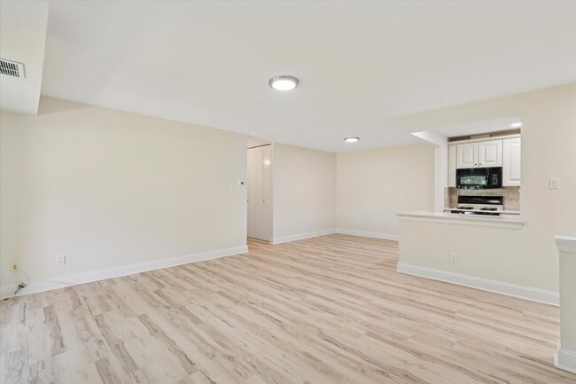 Building Photo - Fully Renovated 2B/2B unit in Old Forge Cr...