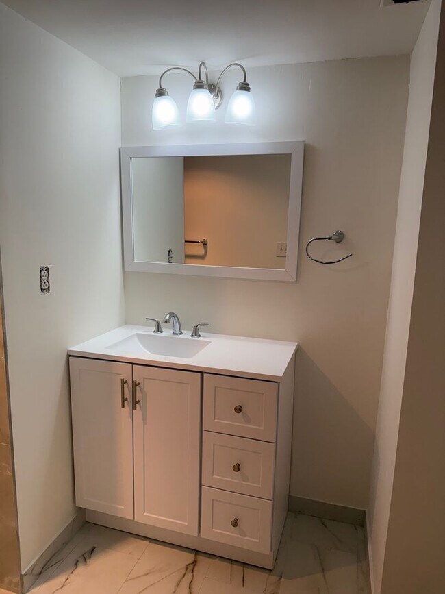 Building Photo - 290 174 Street, Unit 417, Sunny Isles Beach