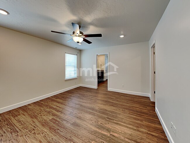 Building Photo - 3028 E S Village Dr