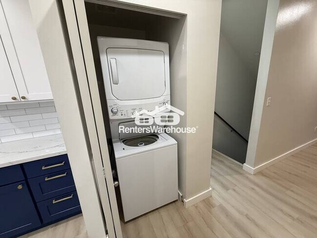 Building Photo - Modern condo, conveniently located!