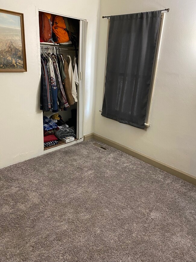 Building Photo - 2617 Maple Ave NE