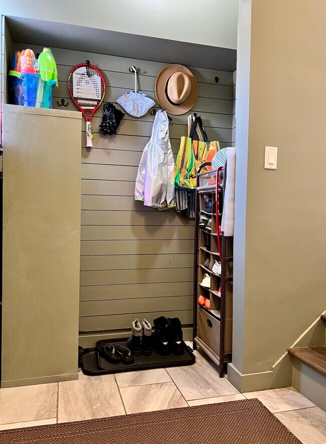 Building Photo - 940 N Oak Park Ave