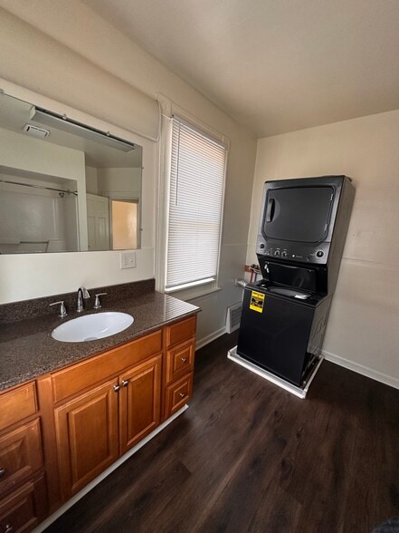 Building Photo - 611 Park St