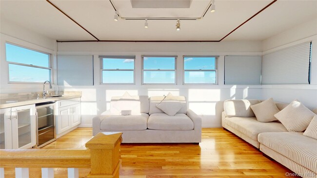 Building Photo - 750 Dune Rd