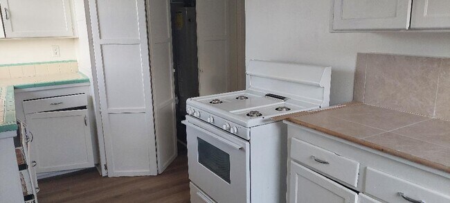 Kitchen - 1252 Vine St