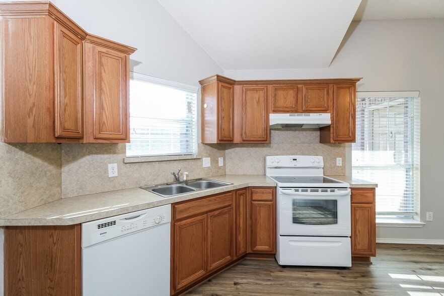 Building Photo - 2920 Oakshire St