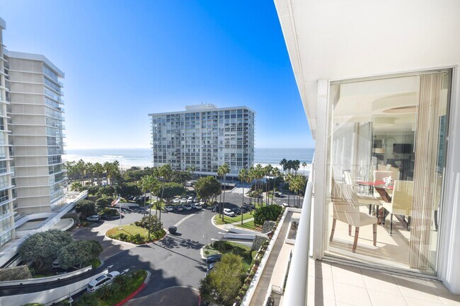 Building Photo - 1810 Avenida Del Mundo