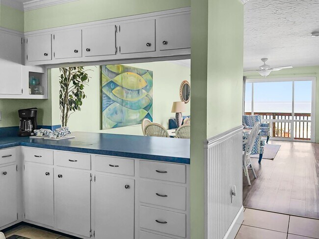 Building Photo - Amazing 3-Bed Condo with HUGE porch on the beach