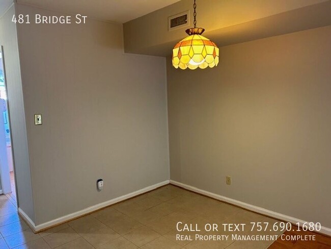 Building Photo - 2 BR, 1.5 BA, 1,028 SF townhouse located i...