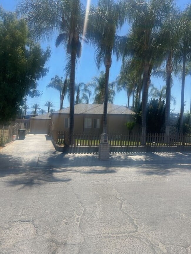 Building Photo - Best Rental deal in Hemet!