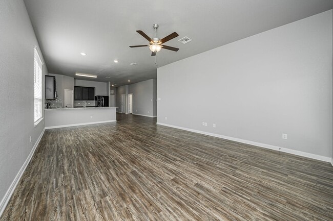 Building Photo - 521 Fallbrook Dr