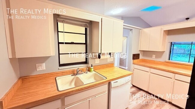 Building Photo - 7909 Richwood Dr