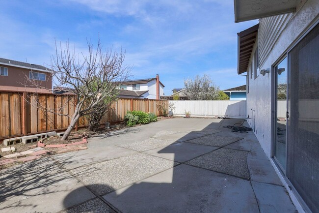 Building Photo - 4 Bed / 3 Bath Foster City home with great...