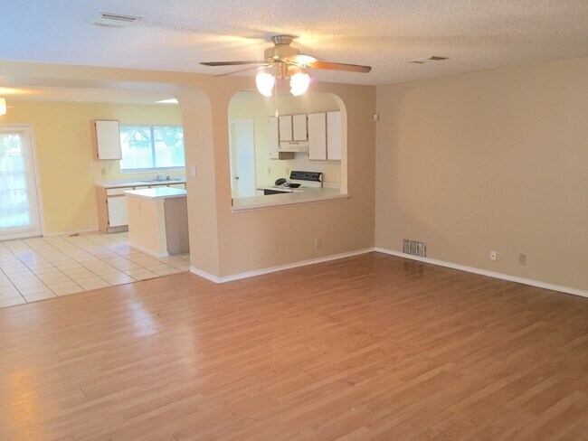 Building Photo - GREAT LOCATION CLOSE TO UTSA
