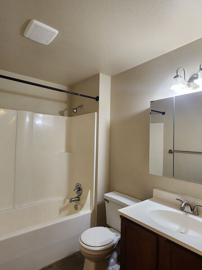 Building Photo - 1ST  FULL  MONTH'S  RENT  FREE   Pet-friendly Townhouse Near Parks and Downtown Newberg