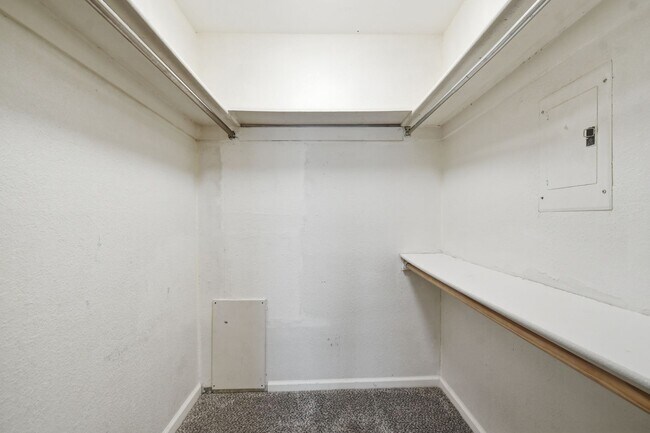 Building Photo - 2850 E 90th St