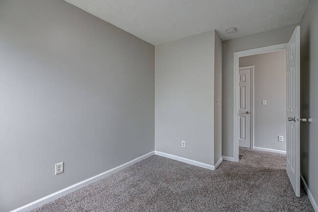 Building Photo - 1915 Woodlawn Ave