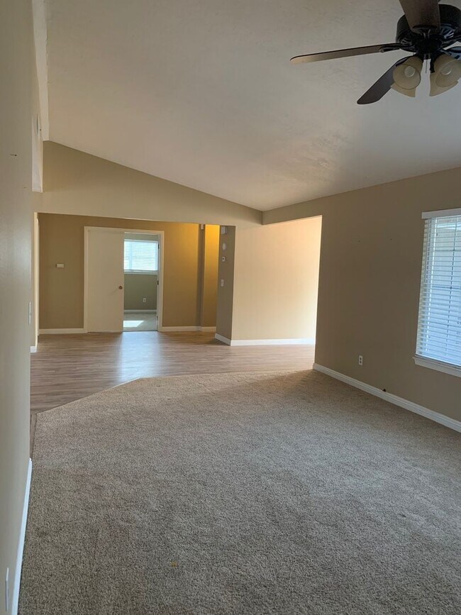 Building Photo - Beautiful Desert Knolls Home