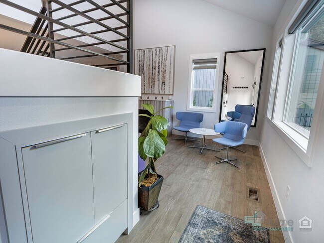 Building Photo - Fully Furnished Lake Oswego Gem!!!!