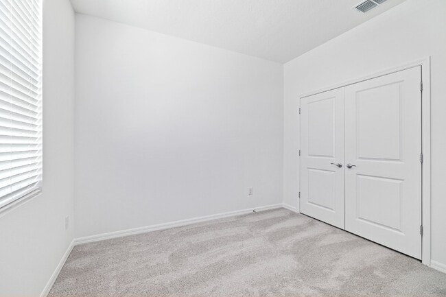 Building Photo - "WoodCreek Charming 3-Bed, 2-Bath Home with Granite Countertops and Screen in back porch on Bendi...