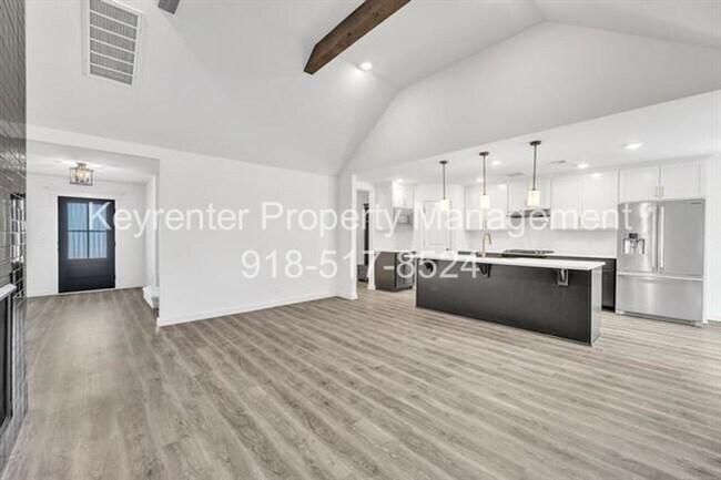 Building Photo - 7104 S Kalanchoe Ave