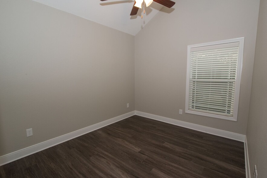 Building Photo - ADORABLE 2/1 APARTMENT CLOSE TO CAMPUS!