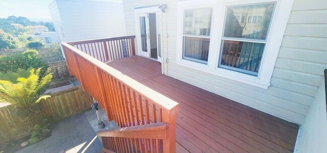 Building Photo - SPACIOUS PARKSIDE SINGLE-FAMILY HOME WITH ENCLOSED PATIO — AVAILABLE NOW!