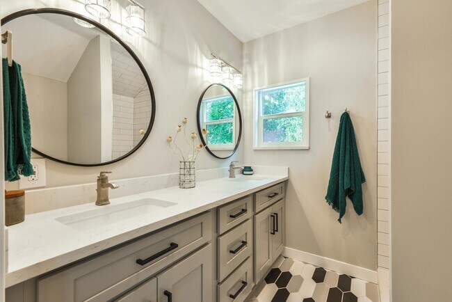 Building Photo - Beautifully remodeled 3 Bedroom Bungalow in Old Town