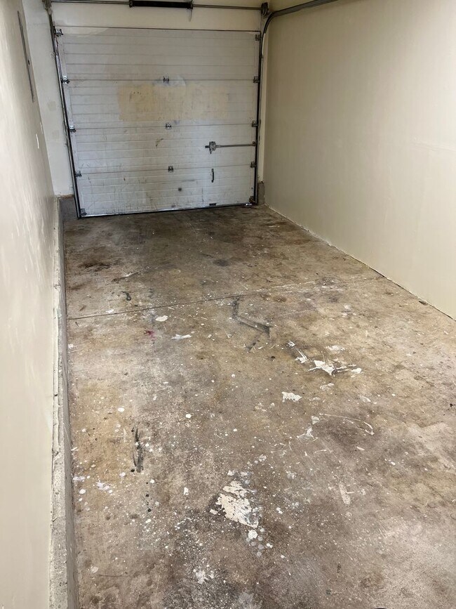 Building Photo - Updated 3 bedroom 1.5 bath duplex!