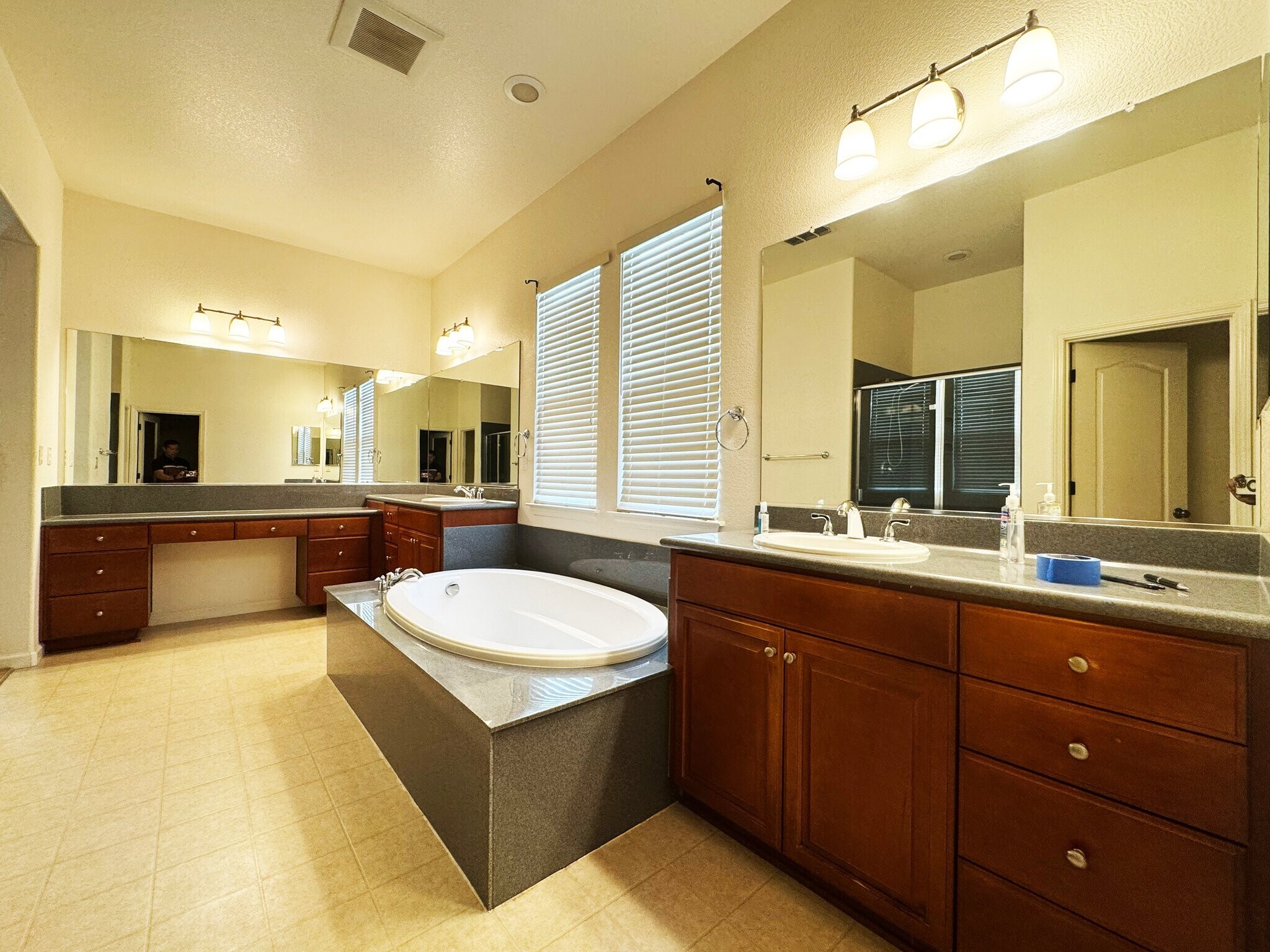 Building Photo - 620 W Privado Way