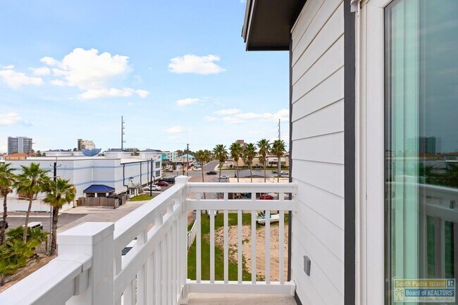 Building Photo - 111 W Sunny Isle Dr