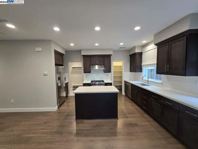 Building Photo - 8553 Waveside Wy