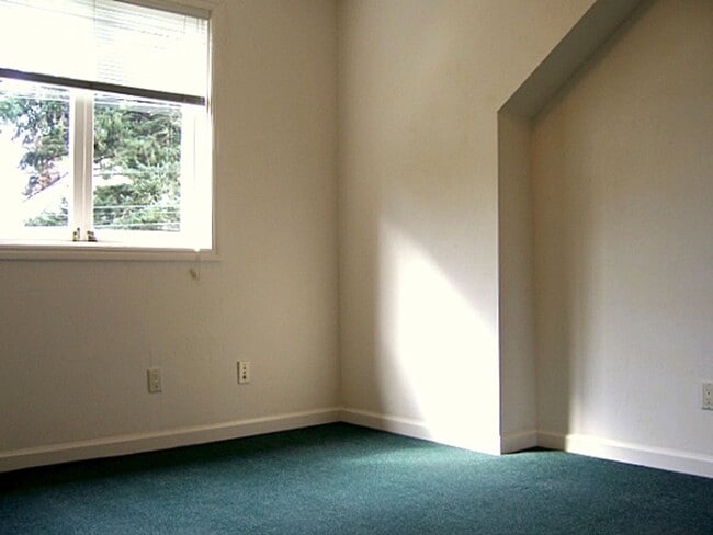 Building Photo - COMING SOON Spacious 5bdr/2bath units available for a lease ending May 30. Building is located at...