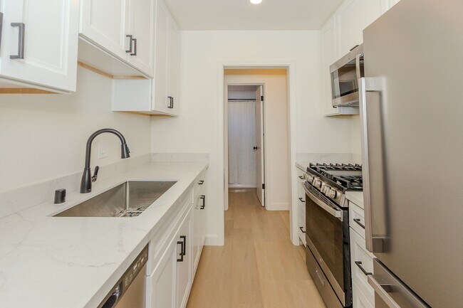 Building Photo - Showing NOW! Stylishly Remodeled 1-Bed/1-Bath Gem in Crown Point / Pacific Beach. Only $1500 DEPO...