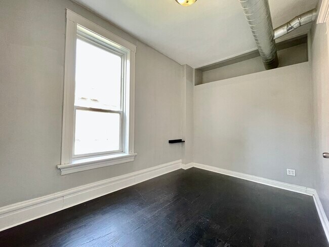 Building Photo - 2615 W Potomac Ave