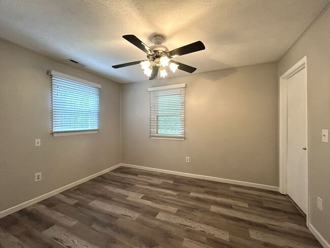 Building Photo - Charming Split-Level Home with Spacious Yard & Modern Updates – Ideal Location!