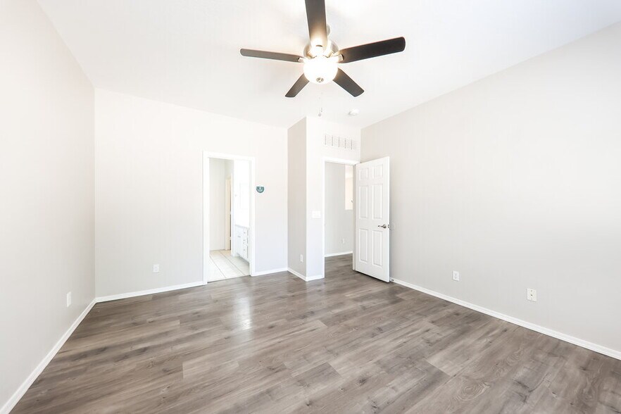 Building Photo - 13275 N Primrose St