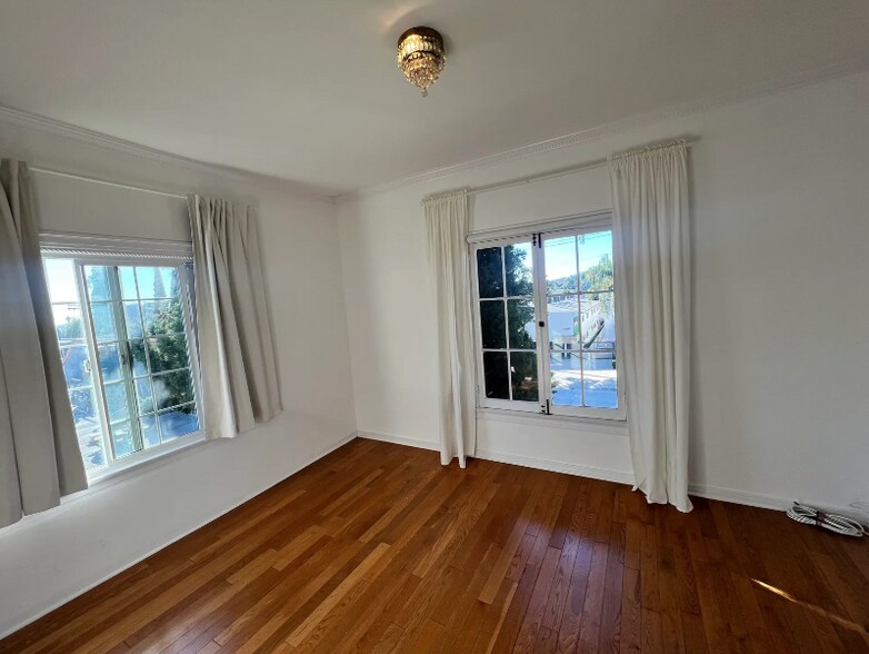 Building Photo - 2028 Beachwood Dr