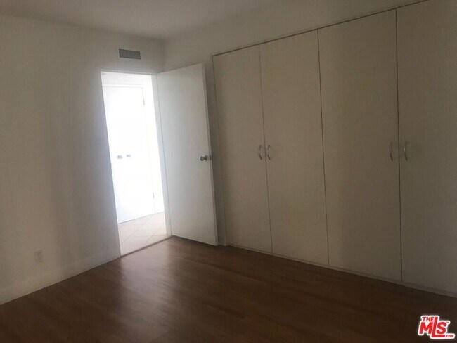 Building Photo - 4267 Marina City Dr