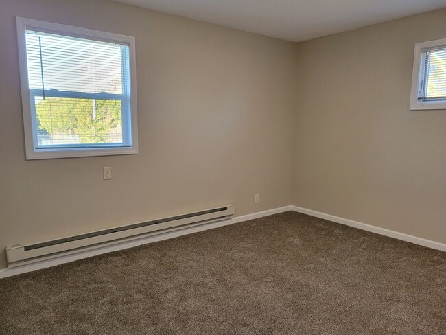 Building Photo - 1 Bedroom Triplex Unit