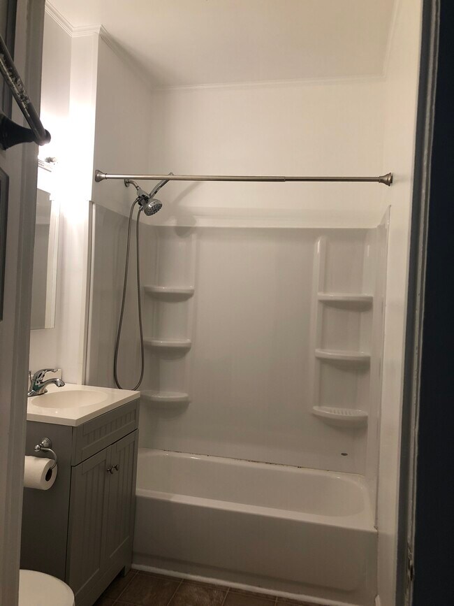 Building Photo - 1104 Hogan St