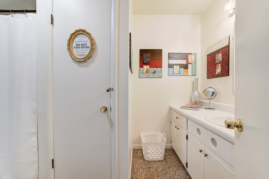 Full Bathroom - 117 W Harrison Ave